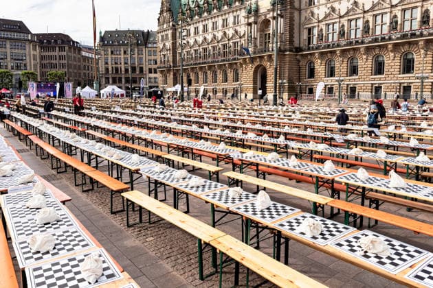 Deutschland, Hamburg, Rathausmarkt, Hamburger Rathaus, Schachturnier, Rechtes Alsterufer gegen Linkes Alsterufer, Linkes Alsterufer gegen Rechtes Alsterufer, größtes Schachturnier der Welt, Weltrekord, Schach, Chess, Chess Tournament, School Chess, Schulschach, Schulschachturnier, Schulschachmeisterschaft, Freiluftveranstaltung, Open-Air-Schachturnier, Rathausplatz, Innenstadt Hamburg, öffentliche Veranstaltung, Großveranstaltung, Tradition, Hamburger Tradition, Stadtleben, Eventfotografie, Dokumentarfotografie, Editorial Photography, Urban Photography, Reportagefotografie, Kulturveranstaltung, Bildung, Strategie, Denksport, Intelligenzspiel, Schachbretter, Schachfiguren, Spielfeld, Spielvorbereitung, Aufbau, Organisation, lange Tischre Copyright: xStefanxTrochax
