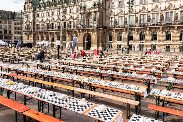 Deutschland, Hamburg, Rathausmarkt, Hamburger Rathaus, Schachturnier, Rechtes Alsterufer gegen Linkes Alsterufer, Linkes Alsterufer gegen Rechtes Alsterufer, größtes Schachturnier der Welt, Weltrekord, Schach, Chess, Chess Tournament, School Chess, Schulschach, Schulschachturnier, Schulschachmeisterschaft, Freiluftveranstaltung, Open-Air-Schachturnier, Rathausplatz, Innenstadt Hamburg, öffentliche Veranstaltung, Großveranstaltung, Tradition, Hamburger Tradition, Stadtleben, Eventfotografie, Dokumentarfotografie, Editorial Photography, Urban Photography, Reportagefotografie, Kulturveranstaltung, Bildung, Strategie, Denksport, Intelligenzspiel, Schachbretter, Schachfiguren, Spielfeld, Spielvorbereitung, Aufbau, Organisation, lange Tischre Copyright: xStefanxTrochax