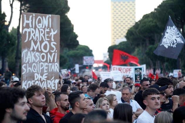 Proteste in front of the Albanian PM Office in Tirana, Albania. Protesters hold signs and Albanian national flags as they take part in a demonstration in front of the PM office in Tirana on June 17, 2026, opposing the construction of a luxury resort in a protected natural area near the city of Vlore. Several thousand citizens demonstrated in Tirana for the 18th consecutive night to demand transparency on a luxury tourism complex project in the protected area of Narta Lagoon in the city of Vlore linked to US President Donald Trump s son-in-law, Jared Kushner, and his wife, Ivanka Trump. The project was planned for two areas along the Adriatic coast, the protected delta area of Vjosa-Narta, and the nearby uninhabited island.Light Studio Agenc Copyright: xLightxStudioxAgencyx xMaltonxDibrax