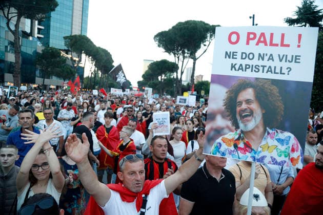 Proteste in front of the Albanian PM Office in Tirana, Albania. Protesters hold signs and Albanian national flags as they take part in a demonstration in front of the PM office in Tirana on June 17, 2026, opposing the construction of a luxury resort in a protected natural area near the city of Vlore. Several thousand citizens demonstrated in Tirana for the 18th consecutive night to demand transparency on a luxury tourism complex project in the protected area of Narta Lagoon in the city of Vlore linked to US President Donald Trump s son-in-law, Jared Kushner, and his wife, Ivanka Trump. The project was planned for two areas along the Adriatic coast, the protected delta area of Vjosa-Narta, and the nearby uninhabited island.Light Studio Agenc Copyright: xLightxStudioxAgencyx xMaltonxDibrax