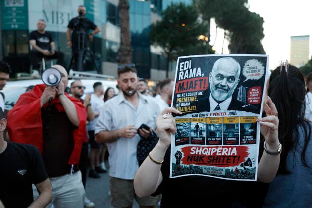 Proteste in front of the Albanian PM Office in Tirana, Albania. Protesters hold signs and Albanian national flags as they take part in a demonstration in front of the PM office in Tirana on June 17, 2026, opposing the construction of a luxury resort in a protected natural area near the city of Vlore. Several thousand citizens demonstrated in Tirana for the 18th consecutive night to demand transparency on a luxury tourism complex project in the protected area of Narta Lagoon in the city of Vlore linked to US President Donald Trump s son-in-law, Jared Kushner, and his wife, Ivanka Trump. The project was planned for two areas along the Adriatic coast, the protected delta area of Vjosa-Narta, and the nearby uninhabited island.Light Studio Agenc Copyright: xLightxStudioxAgencyx xMaltonxDibrax