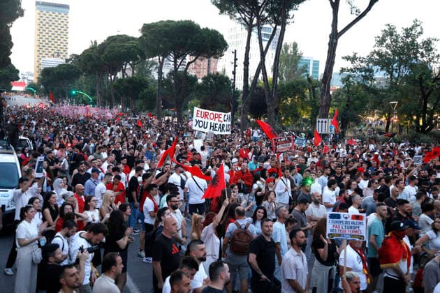 Proteste in front of the Albanian PM Office in Tirana, Albania. Protesters hold signs and Albanian national flags as they take part in a demonstration in front of the PM office in Tirana on June 17, 2026, opposing the construction of a luxury resort in a protected natural area near the city of Vlore. Several thousand citizens demonstrated in Tirana for the 18th consecutive night to demand transparency on a luxury tourism complex project in the protected area of Narta Lagoon in the city of Vlore linked to US President Donald Trump s son-in-law, Jared Kushner, and his wife, Ivanka Trump. The project was planned for two areas along the Adriatic coast, the protected delta area of Vjosa-Narta, and the nearby uninhabited island.Light Studio Agenc Copyright: xLightxStudioxAgencyx xMaltonxDibrax