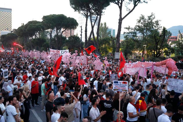Proteste in front of the Albanian PM Office in Tirana, Albania. Protesters hold signs and Albanian national flags as they take part in a demonstration in front of the PM office in Tirana on June 17, 2026, opposing the construction of a luxury resort in a protected natural area near the city of Vlore. Several thousand citizens demonstrated in Tirana for the 18th consecutive night to demand transparency on a luxury tourism complex project in the protected area of Narta Lagoon in the city of Vlore linked to US President Donald Trump s son-in-law, Jared Kushner, and his wife, Ivanka Trump. The project was planned for two areas along the Adriatic coast, the protected delta area of Vjosa-Narta, and the nearby uninhabited island.Light Studio Agenc Copyright: xLightxStudioxAgencyx xMaltonxDibrax