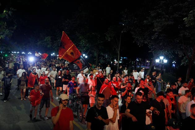 Proteste in front of the Albanian PM Office in Tirana, Albania. Protesters hold signs and Albanian national flags as they take part in a demonstration in front of the PM office in Tirana on June 17, 2026, opposing the construction of a luxury resort in a protected natural area near the city of Vlore. Several thousand citizens demonstrated in Tirana for the 18th consecutive night to demand transparency on a luxury tourism complex project in the protected area of Narta Lagoon in the city of Vlore linked to US President Donald Trump s son-in-law, Jared Kushner, and his wife, Ivanka Trump. The project was planned for two areas along the Adriatic coast, the protected delta area of Vjosa-Narta, and the nearby uninhabited island.Light Studio Agenc Copyright: xLightxStudioxAgencyx xMaltonxDibrax