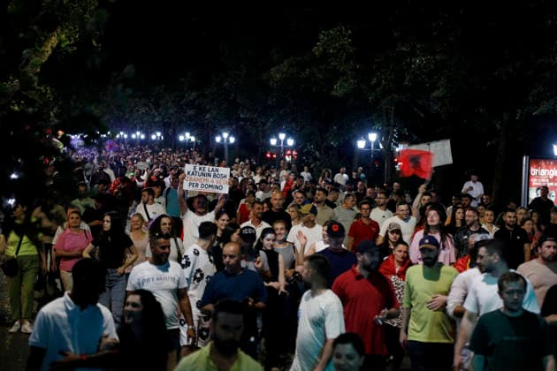 Proteste in front of the Albanian PM Office in Tirana, Albania. Protesters hold signs and Albanian national flags as they take part in a demonstration in front of the PM office in Tirana on June 17, 2026, opposing the construction of a luxury resort in a protected natural area near the city of Vlore. Several thousand citizens demonstrated in Tirana for the 18th consecutive night to demand transparency on a luxury tourism complex project in the protected area of Narta Lagoon in the city of Vlore linked to US President Donald Trump s son-in-law, Jared Kushner, and his wife, Ivanka Trump. The project was planned for two areas along the Adriatic coast, the protected delta area of Vjosa-Narta, and the nearby uninhabited island.Light Studio Agenc Copyright: xLightxStudioxAgencyx xMaltonxDibrax
