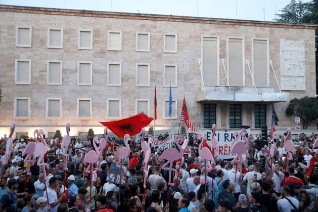 Proteste in front of the Albanian PM Office in Tirana, Albania. Protesters hold signs and Albanian national flags as they take part in a demonstration in front of the PM office in Tirana on June 17, 2026, opposing the construction of a luxury resort in a protected natural area near the city of Vlore. Several thousand citizens demonstrated in Tirana for the 18th consecutive night to demand transparency on a luxury tourism complex project in the protected area of Narta Lagoon in the city of Vlore linked to US President Donald Trump s son-in-law, Jared Kushner, and his wife, Ivanka Trump. The project was planned for two areas along the Adriatic coast, the protected delta area of Vjosa-Narta, and the nearby uninhabited island.Light Studio Agenc Copyright: xLightxStudioxAgencyx xMaltonxDibrax