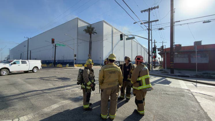 June 17, 2026, Los Angeles, California, USA: Los Angeles Fire Department ground crews and hazardous materials teams combat a massive blaze involving an ammonia gas leak inside a cold storage facility in the Boyle Heights neighborhood. Shelter-in-place orders were issued, as residents in the area are being urged to close their windows and doors, bring pets inside, turn off the A C and stay indoors until given the all-clear. Los Angeles USA - ZUMA 20260617_mda_c68_411 Copyright: xRingoxChiux