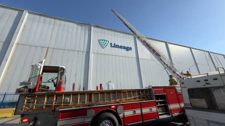 June 17, 2026, Los Angeles, California, USA: Los Angeles Fire Department ground crews and hazardous materials teams combat a massive blaze involving an ammonia gas leak inside a cold storage facility in the Boyle Heights neighborhood. Shelter-in-place orders were issued, as residents in the area are being urged to close their windows and doors, bring pets inside, turn off the A C and stay indoors until given the all-clear. Los Angeles USA - ZUMA 20260617_mda_c68_415 Copyright: xRingoxChiux