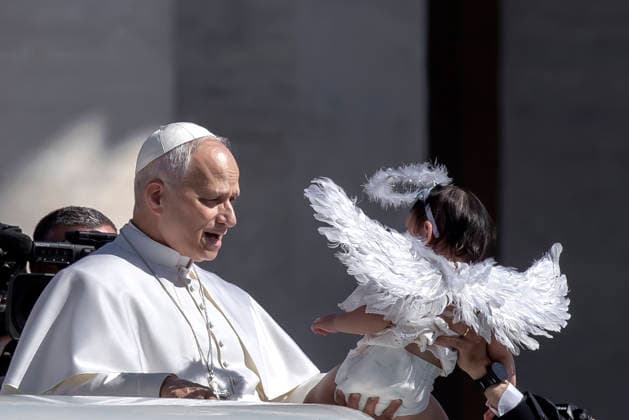 Pope Leo XIV s weekly general audience in Vatican - 17 Jun 2026 Pope Leo XIV greets a little girl dressed as an angel as he arrives for his weekly general audience at St. Peter s square. Vatican Vatican Copyright: xMariaxGraziaxPicciarellax xSOPAxImagesx MGPICCIARELLA_7090-2