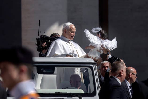 Pope Leo XIV s weekly general audience in Vatican - 17 Jun 2026 Pope Leo XIV greets a little girl dressed as an angel as he arrives for his weekly general audience at St. Peter s square. Vatican Vatican Copyright: xMariaxGraziaxPicciarellax xSOPAxImagesx MGPICCIARELLA_7090