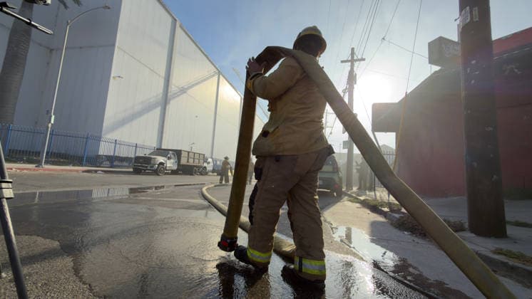 June 17, 2026, Los Angeles, California, USA: Los Angeles Fire Department ground crews and hazardous materials teams combat a massive blaze involving an ammonia gas leak inside a cold storage facility in the Boyle Heights neighborhood. Shelter-in-place orders were issued, as residents in the area are being urged to close their windows and doors, bring pets inside, turn off the A C and stay indoors until given the all-clear. Los Angeles USA - ZUMA 20260617_mda_c68_420 Copyright: xRingoxChiux