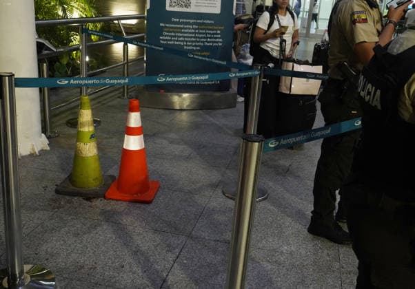 GYE HITMAN ATTACK AT GUAYAQUIL AIRPORT, Wednesday, June 17, 2026 An armed attack took place this afternoon at the José Joaquín de Olmedo Airport in Guayaquil; Preliminary reports indicate that two men were attacked in a hitman-style assault. Photos by César Munoz, API Guayaquil, Guayas, Ecuador. CLJ GYE HITMAN ATTACK AIRPORT 9561e3055a8478660affb627c1bf77b7,detected_source_language Copyright: xCÃ sarxMunozx