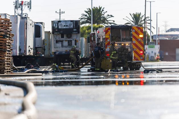 Boyle Heights Warehouse Fire LAFD crews work to contain a fire at a cold storage facility involving solar panels in Boyle Heights, Los Angeles, California, on June 17, 2026. The fire prompts a smoke advisory and a shelter-in-place for the immediate area. Los Angeles California United States  Copyright: xMatthewxHoenx originalFilename: hoen-boylehei260617_npsJP.jpg