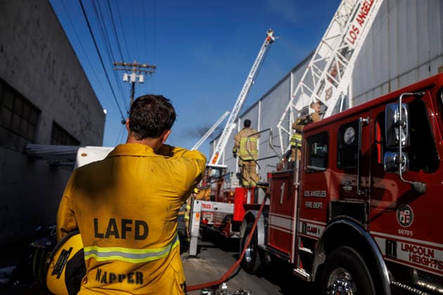 Boyle Heights Warehouse Fire LAFD crews work to contain a fire at a cold storage facility involving solar panels in Boyle Heights, Los Angeles, California, on June 17, 2026. The fire prompts a smoke advisory and a shelter-in-place for the immediate area. Los Angeles California United States  Copyright: xMatthewxHoenx originalFilename: hoen-boylehei260617_npcRS.jpg