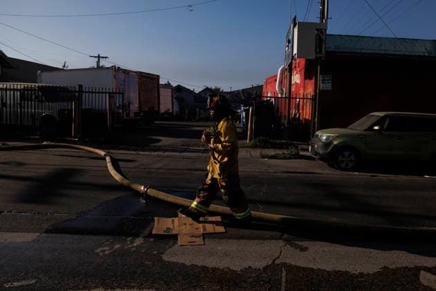 Boyle Heights Warehouse Fire LAFD crews work to contain a fire at a cold storage facility involving solar panels in Boyle Heights, Los Angeles, California, on June 17, 2026. The fire prompts a smoke advisory and a shelter-in-place for the immediate area. Los Angeles California United States  Copyright: xMatthewxHoenx originalFilename: hoen-boylehei260617_npXte.jpg