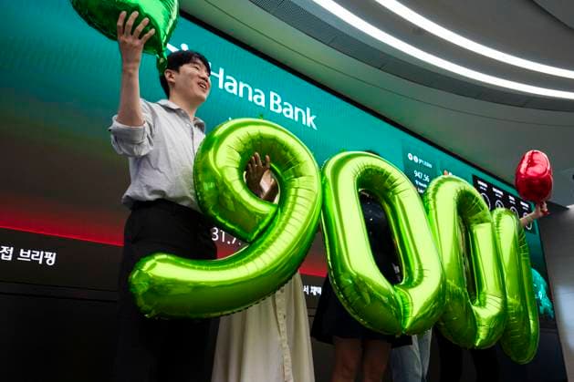 June 18, 2026, Seoul, South Korea: Workers celebrate as a display shows South KoreaÃ¢â‚¬â ¢s KOSPI index hitting historic highs on Thursday, June 18, 2026 in Seoul, South Korea. South KoreaÃ¢â‚¬â ¢s domestic KOSPI index broke the 9000-point barrier, buoyed by gains in semiconductor and AI industries driven by Samsung and SK Hynix and the announcement of a cease fire deal between the U.S. and Iran. Seoul South Korea  - ZUMAh163 20260618_znp_h163_001 Copyright: xJintakxHanx