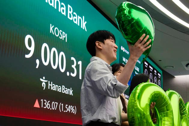June 18, 2026, Seoul, South Korea: Workers celebrate as a display shows South KoreaÃ¢â‚¬â ¢s KOSPI index hitting historic highs on Thursday, June 18, 2026 in Seoul, South Korea. South KoreaÃ¢â‚¬â ¢s domestic KOSPI index broke the 9000-point barrier, buoyed by gains in semiconductor and AI industries driven by Samsung and SK Hynix and the announcement of a cease fire deal between the U.S. and Iran. Seoul South Korea  - ZUMAh163 20260618_znp_h163_003 Copyright: xJintakxHanx
