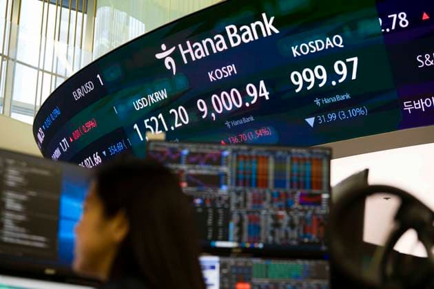 June 18, 2026, Seoul, South Korea: A display shows South KoreaÃ¢â‚¬â ¢s KOSPI index hitting historic highs on Thursday, June 18, 2026 in Seoul, South Korea. South KoreaÃ¢â‚¬â ¢s domestic KOSPI index broke the 9000-point barrier, buoyed by gains in semiconductor and AI industries driven by Samsung and SK Hynix and the announcement of a cease fire deal between the U.S. and Iran. Seoul South Korea  - ZUMAh163 20260618_znp_h163_004 Copyright: xJintakxHanx