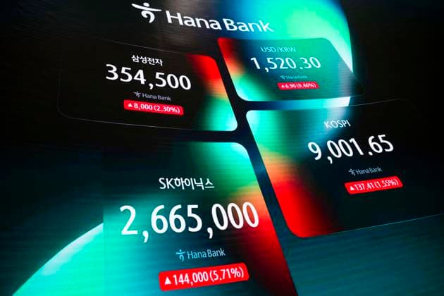 June 18, 2026, Seoul, South Korea: A display shows South KoreaÃ¢â‚¬â ¢s KOSPI index hitting historic highs on Thursday, June 18, 2026 in Seoul, South Korea. South KoreaÃ¢â‚¬â ¢s domestic KOSPI index broke the 9000-point barrier, buoyed by gains in semiconductor and AI industries driven by Samsung and SK Hynix and the announcement of a cease fire deal between the U.S. and Iran. Seoul South Korea  - ZUMAh163 20260618_znp_h163_006 Copyright: xJintakxHanx