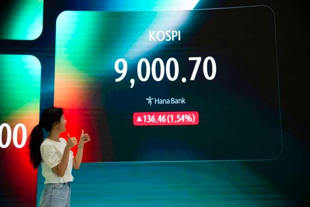 June 18, 2026, Seoul, South Korea: A display shows South KoreaÃ¢â‚¬â ¢s KOSPI index hitting historic highs on Thursday, June 18, 2026 in Seoul, South Korea. South KoreaÃ¢â‚¬â ¢s domestic KOSPI index broke the 9000-point barrier, buoyed by gains in semiconductor and AI industries driven by Samsung and SK Hynix and the announcement of a cease fire deal between the U.S. and Iran. Seoul South Korea  - ZUMAh163 20260618_znp_h163_009 Copyright: xJintakxHanx