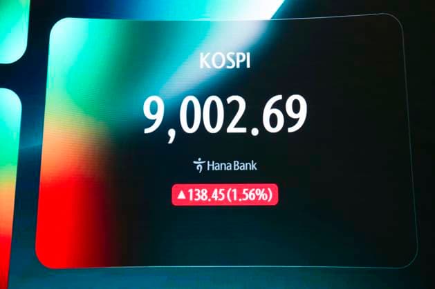June 18, 2026, Seoul, South Korea: A display shows South KoreaÃ¢â‚¬â ¢s KOSPI index hitting historic highs on Thursday, June 18, 2026 in Seoul, South Korea. South KoreaÃ¢â‚¬â ¢s domestic KOSPI index broke the 9000-point barrier, buoyed by gains in semiconductor and AI industries driven by Samsung and SK Hynix and the announcement of a cease fire deal between the U.S. and Iran. Seoul South Korea  - ZUMAh163 20260618_znp_h163_013 Copyright: xJintakxHanx