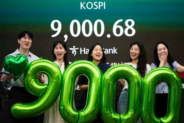 June 18, 2026, Seoul, South Korea: Workers celebrate as a display shows South KoreaÃ¢â‚¬â ¢s KOSPI index hitting historic highs on Thursday, June 18, 2026 in Seoul, South Korea. South KoreaÃ¢â‚¬â ¢s domestic KOSPI index broke the 9000-point barrier, buoyed by gains in semiconductor and AI industries driven by Samsung and SK Hynix and the announcement of a cease fire deal between the U.S. and Iran. Seoul South Korea - ZUMAh163 20260618_znp_h163_008 Copyright: xJintakxHanx