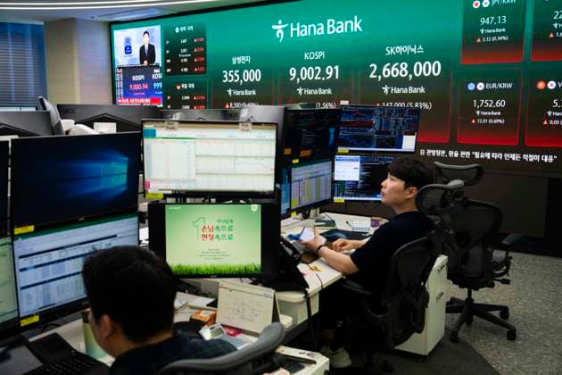 June 18, 2026, Seoul, South Korea: A display shows South KoreaÃ¢â‚¬â ¢s KOSPI index hitting historic highs on Thursday, June 18, 2026 in Seoul, South Korea. South KoreaÃ¢â‚¬â ¢s domestic KOSPI index broke the 9000-point barrier, buoyed by gains in semiconductor and AI industries driven by Samsung and SK Hynix and the announcement of a cease fire deal between the U.S. and Iran. Seoul South Korea - ZUMAh163 20260618_znp_h163_002 Copyright: xJintakxHanx