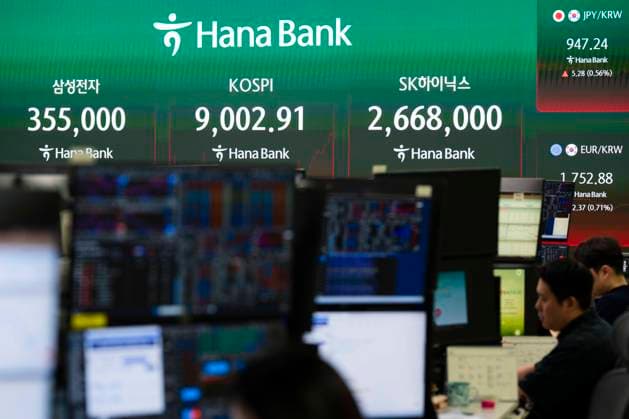June 18, 2026, Seoul, South Korea: A display shows South KoreaÃ¢â‚¬â ¢s KOSPI index hitting historic highs on Thursday, June 18, 2026 in Seoul, South Korea. South KoreaÃ¢â‚¬â ¢s domestic KOSPI index broke the 9000-point barrier, buoyed by gains in semiconductor and AI industries driven by Samsung and SK Hynix and the announcement of a cease fire deal between the U.S. and Iran. Seoul South Korea - ZUMAh163 20260618_znp_h163_005 Copyright: xJintakxHanx