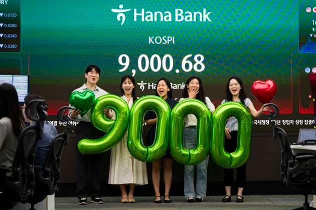 News Bilder des Tages June 18, 2026, Seoul, South Korea: Workers celebrate as a display shows South KoreaÃ¢â‚¬â ¢s KOSPI index hitting historic highs on Thursday, June 18, 2026 in Seoul, South Korea. South KoreaÃ¢â‚¬â ¢s domestic KOSPI index broke the 9000-point barrier, buoyed by gains in semiconductor and AI industries driven by Samsung and SK Hynix and the announcement of a cease fire deal between the U.S. and Iran. Seoul South Korea - ZUMAh163 20260618_znp_h163_007 Copyright: xJintakxHanx