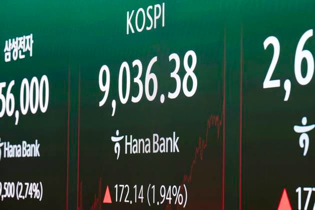 June 18, 2026, Seoul, South Korea: A display shows South KoreaÃ¢â‚¬â ¢s KOSPI index hitting historic highs on Thursday, June 18, 2026 in Seoul, South Korea. South KoreaÃ¢â‚¬â ¢s domestic KOSPI index broke the 9000-point barrier, buoyed by gains in semiconductor and AI industries driven by Samsung and SK Hynix and the announcement of a cease fire deal between the U.S. and Iran. Seoul South Korea - ZUMAh163 20260618_znp_h163_015 Copyright: xJintakxHanx