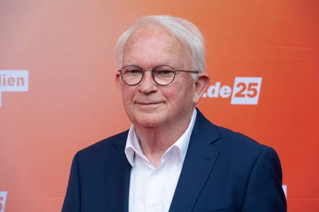 Werner SCHWADERLAPP, Aufsichtsratsvorsitzender der Film- und Medienstiftung NRW Portraet, Porträt, Portrait, Angeschnittenes Einzelbild, Einzelmotiv, Roter Teppich, Red Carpet Show, Ankunft, arrival, Sommerfest der Film und Medienstiftung NRW in Koeln, 17.06.2026. *** Werner SCHWADERLAPP, Chairman of the Supervisory Board of the Film and Media Foundation NRW; Portrait, single cropped image, single subject, red carpet, Red Carpet Show, Arrival, Summer Party of the Film and Media Foundation NRW in Cologne, June 17, 2026,detected_source_language