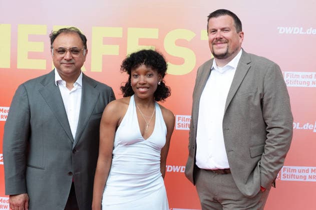 v.l. Walid NAKSCHBANDI, Geschaeftsfuehrer der Film- und Medienstiftung NRW Lovely BRACKMANN, Schauspielerin, Thomas LUECKERATH, Lükerath, Geschaeftsfuehrer DWDL Portraet, Porträt, Portrait, Angeschnittenes Einzelbild, Einzelmotiv, Roter Teppich, Red Carpet Show, Ankunft, arrival, Sommerfest der Film und Medienstiftung NRW in Koeln, 17.06.2026. *** From left