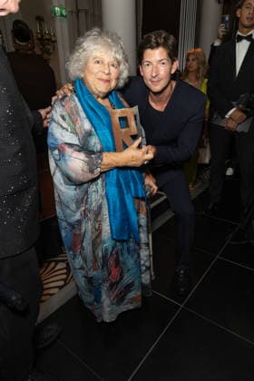 Miriam Margolyes recieves the Raindance Icon Award in London , UK - 17 JUNE 2026. Miriam Margolyes and Lee Knight seen posing with the Raindance Icon Award at the Raindance Film Festival Opening Gala held at the Waldorf Hilton, Aldwych. London United Kingdom Copyright: xPhilxLewisx xSOPAxImagesx MiriamLee-6433