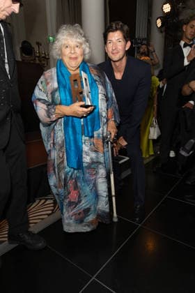 Miriam Margolyes recieves the Raindance Icon Award in London , UK - 17 JUNE 2026. Miriam Margolyes and Lee Knight seen posing with the Raindance Icon Award at the Raindance Film Festival Opening Gala held at the Waldorf Hilton, Aldwych. London United Kingdom Copyright: xPhilxLewisx xSOPAxImagesx MiriamLee-6436