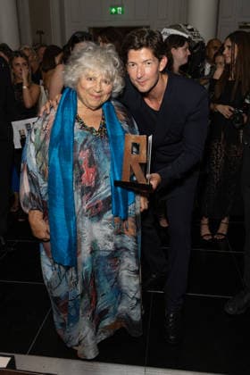 Miriam Margolyes recieves the Raindance Icon Award in London , UK - 17 JUNE 2026. Miriam Margolyes and Lee Knight seen posing with the Raindance Icon Award at the Raindance Film Festival Opening Gala held at the Waldorf Hilton, Aldwych. London United Kingdom Copyright: xPhilxLewisx xSOPAxImagesx MiriamLee-6452