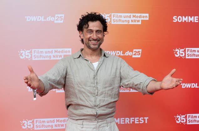 Serkan KAYA, Schauspieler, Portraet, Porträt, Portrait, Angeschnittenes Einzelbild, Einzelmotiv, Roter Teppich, Red Carpet Show, Ankunft, arrival, Sommerfest der Film und Medienstiftung NRW in Koeln, 17.06.2026. *** Serkan KAYA, actor, portrait, close-up, single image, single subject, red carpet, red carpet event, arrival, Summer Festival of the Film and Media Foundation NRW in Cologne, June 17, 2026,detected_source_language