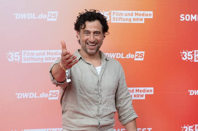 Serkan KAYA, Schauspieler, Portraet, Porträt, Portrait, Angeschnittenes Einzelbild, Einzelmotiv, Roter Teppich, Red Carpet Show, Ankunft, arrival, Sommerfest der Film und Medienstiftung NRW in Koeln, 17.06.2026. *** Serkan KAYA, actor, portrait, close-up, single image, single subject, red carpet, red carpet event, arrival, Summer Festival of the Film and Media Foundation NRW in Cologne, June 17, 2026,detected_source_language