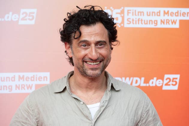 Serkan KAYA, Schauspieler, Portraet, Porträt, Portrait, Angeschnittenes Einzelbild, Einzelmotiv, Roter Teppich, Red Carpet Show, Ankunft, arrival, Sommerfest der Film und Medienstiftung NRW in Koeln, 17.06.2026. *** Serkan KAYA, actor, portrait, close-up, single image, single subject, red carpet, red carpet event, arrival, Summer Festival of the Film and Media Foundation NRW in Cologne, June 17, 2026,detected_source_language