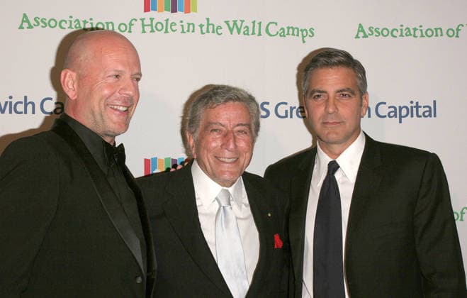 Bennett Celebrates 80th Nov 09, 2006; Los Angeles, CA, USA; Singing Legend TONY BENNETT with Actors BRUCE WILLIS and GEORGE CLOONEY at Tony Bennett s 80th Celebration and concert held at the Kodak Theater, Hollywood. Los Angeles California USA Copyright: xJeffxFrankx
