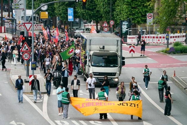 CNTV ASYLDEMO - Ca. 300 Menschen demonstrieren gegen ein schaerferes Asylrecht und gegen Abschiebungen anlaesslich der Innenministerkonferenz 17.06.2026 Hamburg Der Demonstrationszug startete am Hauptbahnhof und endete vor dem CCH Hamburg Deutschland *** CNTV ASYLUM PROTEST