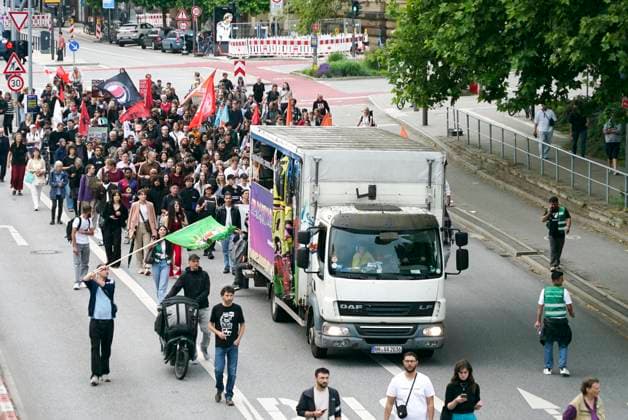 CNTV ASYLDEMO - Ca. 300 Menschen demonstrieren gegen ein schaerferes Asylrecht und gegen Abschiebungen anlaesslich der Innenministerkonferenz 17.06.2026 Hamburg Der Demonstrationszug startete am Hauptbahnhof und endete vor dem CCH Hamburg Deutschland *** CNTV ASYLUM PROTEST