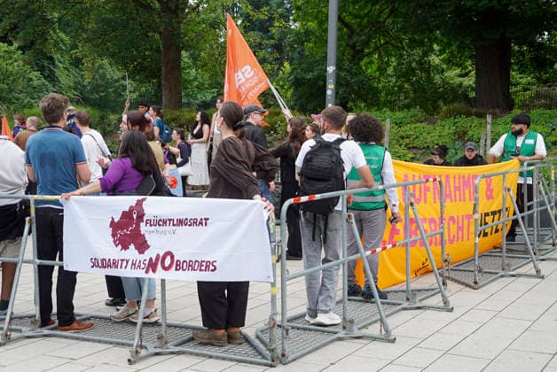 CNTV ASYLDEMO - Ca. 300 Menschen demonstrieren gegen ein schaerferes Asylrecht und gegen Abschiebungen anlaesslich der Innenministerkonferenz 17.06.2026 Hamburg Der Demonstrationszug startete am Hauptbahnhof und endete vor dem CCH Hamburg Deutschland *** CNTV ASYLUM PROTEST