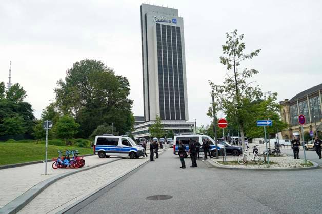 CNTV ASYLDEMO - Ca. 300 Menschen demonstrieren gegen ein schaerferes Asylrecht und gegen Abschiebungen anlaesslich der Innenministerkonferenz 17.06.2026 Hamburg Der Demonstrationszug startete am Hauptbahnhof und endete vor dem CCH Hamburg Deutschland *** CNTV ASYLUM PROTEST