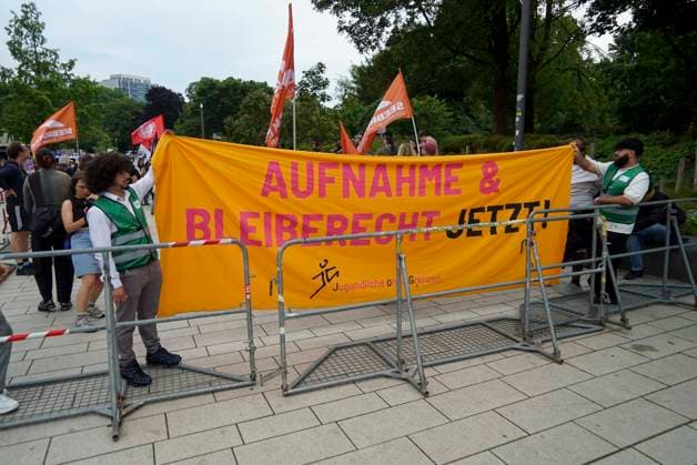CNTV ASYLDEMO - Ca. 300 Menschen demonstrieren gegen ein schaerferes Asylrecht und gegen Abschiebungen anlaesslich der Innenministerkonferenz 17.06.2026 Hamburg Der Demonstrationszug startete am Hauptbahnhof und endete vor dem CCH Hamburg Deutschland *** CNTV ASYLUM PROTEST
