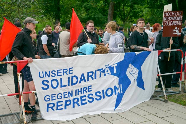 CNTV ASYLDEMO - Ca. 300 Menschen demonstrieren gegen ein schaerferes Asylrecht und gegen Abschiebungen anlaesslich der Innenministerkonferenz 17.06.2026 Hamburg Der Demonstrationszug startete am Hauptbahnhof und endete vor dem CCH Hamburg Deutschland *** CNTV ASYLUM PROTEST
