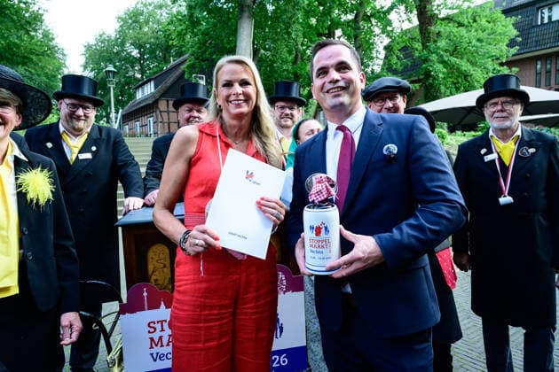 Niedersächsische Botschafterin für Digitalisierung Silke Müller ist Ehrengast auf dem Stoppelmarkt 2026 17.06.2026, Gut Altona, Wildeshausen, Einladung Ehrengast Stoppelmarkt 2026 - , im Bild Am Donnerstag, 13.08.2026, beginnt der Stoppelmarkt in Vechta. Seit mehr als 725 Jahren wird dieses Fest bereits im Oldenburger Münsterland gefeiert. Im Laufe der Jahrhunderte hat es sich zu einem der größten Volksfeste Norddeutschlands entwickelt. Zusammen mit dem Marktausschuss und Kristian Kater (Bürgermeister Stadt Vechta (SPD) wurde dem Ehrengast bei der diesjährigen Eröffnung iSilke Müller, (erste Niedersächsische Botschafterin für Digitalisierung) die Einladung überreicht. Sie kuratierte unter anderem die Digitalisierungsmesse nordphoto GmbHxKFOTO nph00001