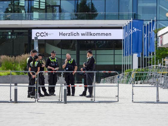 CNTV INNENMINISTER- Aussenansicht Polizisten bewachen das Hamburger CCH , 225.Sitzung der Staendigen Konferenz der Innenminister und Senatoren der Laender am 17. Juni 2026 im Congress Center Hamburg Hamburg Deutschland *** CNTV MINISTERS OF THE INTERIOR Exterior view