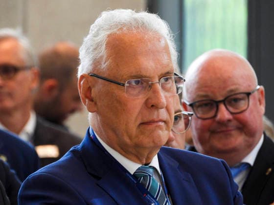 CNTV INNENMUNISTER- Joachim Herrmann CSU Politiker Bayerische Staatsminister des Innern, für Sport und Integration auf der 225.Sitzung der Staendigen Konferenz der Innenminister und Senatoren der Laender am 17. Juni 2026 im Congress Center Hamburg Hamburg Deutschland *** CNTV MINISTER OF THE INTERIOR Joachim Herrmann, CSU politician and Bavarian Minister of the Interior, Sports, and Integration, at the 225th meeting of the Standing Conference of the Ministers of the Interior and Senators of the States on June 17, 2026, at the Congress Center Hamburg in Hamburg, Germany,detected_source_language