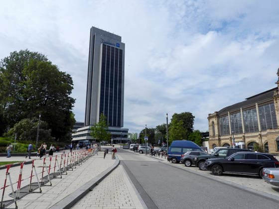 CNTV INNENMINISTER- Aussenansicht Polizisten bewachen das Hamburger CCH , 225.Sitzung der Staendigen Konferenz der Innenminister und Senatoren der Laender am 17. Juni 2026 im Congress Center Hamburg Hamburg Deutschland *** CNTV MINISTERS OF THE INTERIOR Exterior view