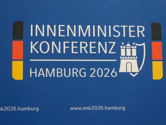 CNTV INNENMINISTER- Schild Blau Weiss Hinweis Innenminister Konferenz , 225.Sitzung der Staendigen Konferenz der Innenminister und Senatoren der Laender am 17. Juni 2026 im Congress Center Hamburg Hamburg Deutschland *** CNTV MINISTER OF THE INTERIOR Sign Blue White Notice
